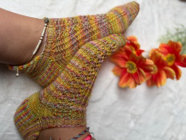Strickkalender 2026, mit 12 Sockenstrickanleitungen und Wollsockenpaket