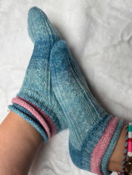 Strickkalender 2026, mit 12 Sockenstrickanleitungen und Wollsockenpaket