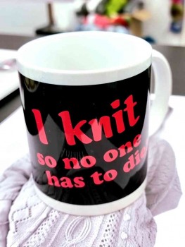 Tasse " I knit, so no one has to die"