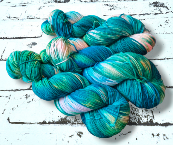 Wöllkchenwolle, mehr als Sockenwolle, extrafeine Merino "Nieselblaues Drama"