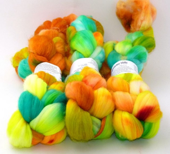 Handgefärbter Merino-Sockenwoll-Kammzug "Lilyflight"