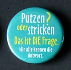 Button "Stricken oder putzen, das ist die Frage ..."
